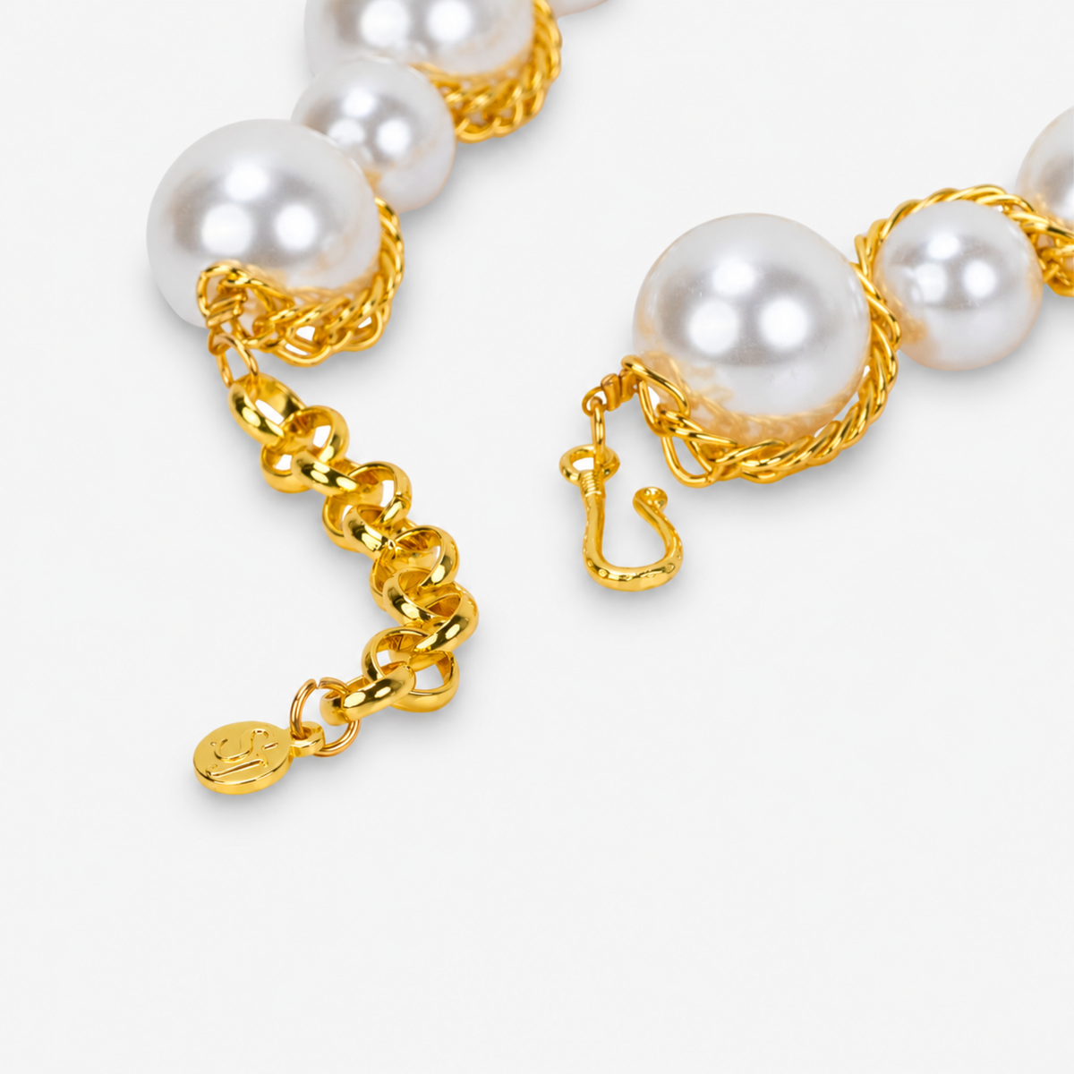 Amora Chunky Pearl Heart Chain – Ivory/Gold necklace with oversized pearls and gold heart pendant.