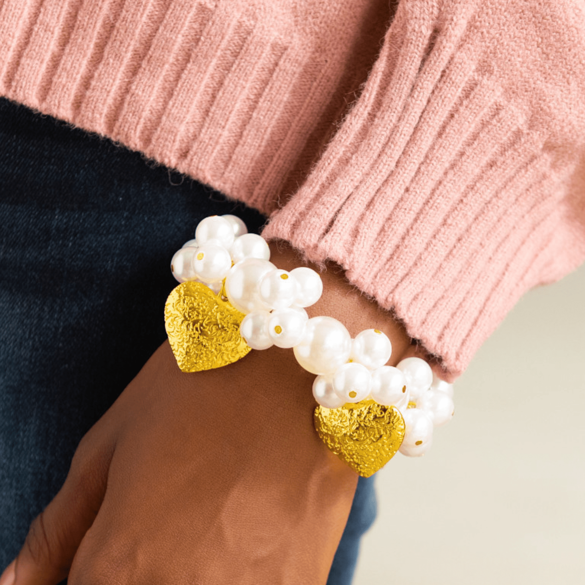 Amora Pearl Heart Stretch Bracelet – Ivory/Gold with glossy pearls and gold heart charms.